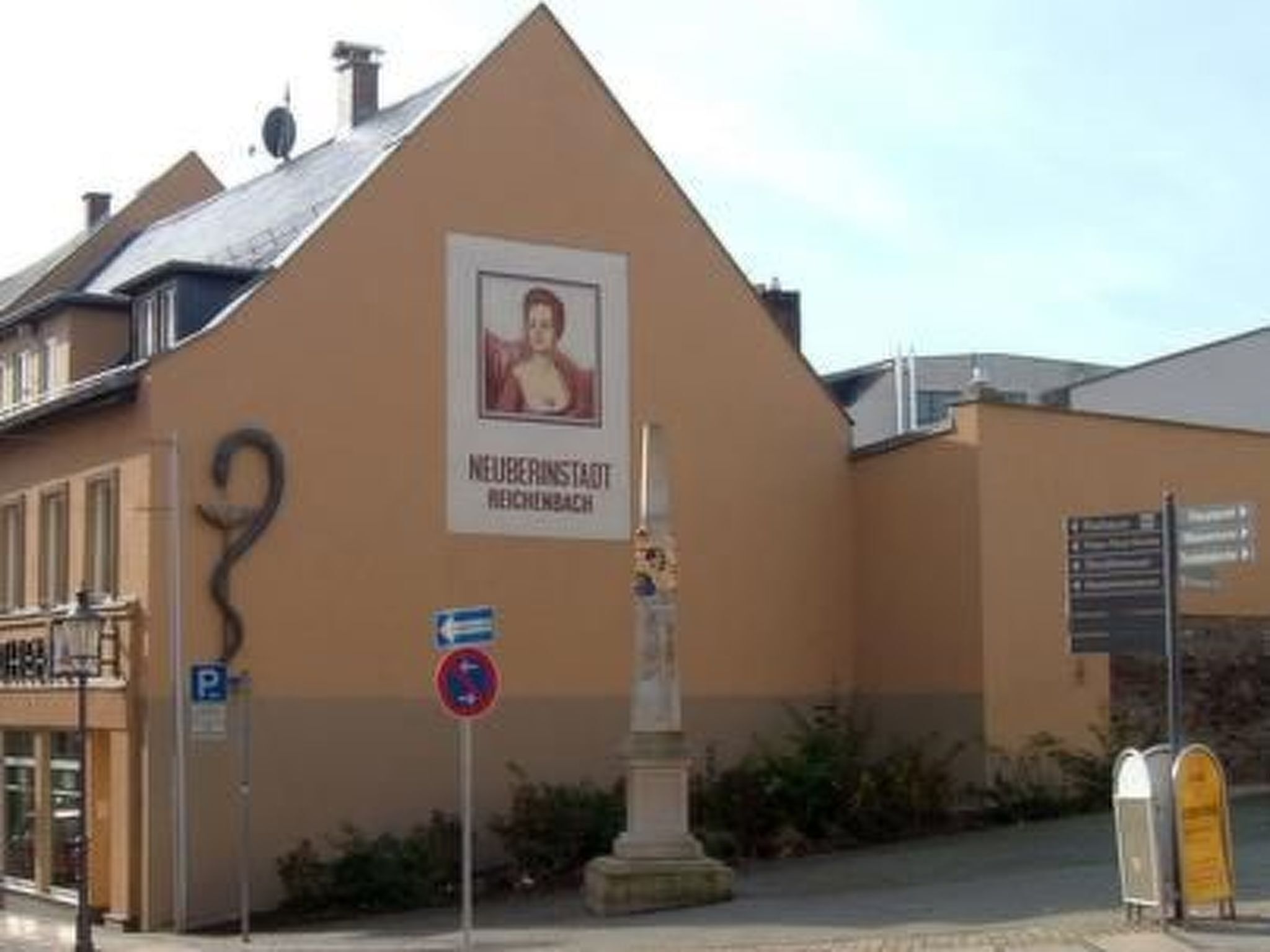 A building with a sign reading "Neuberinstadt Reichenbach".