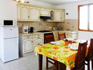 Fridge, microwave, oven, cookware/dishes/utensils - Morard - Bonnieux Appt Les Ocres by Interhome (Bonnieux)