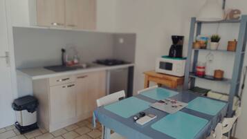 Réfrigérateur, micro-ondes, batterie de cuisine, vaisselle et ustensiles