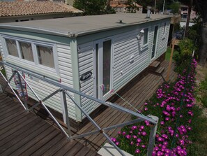 Exterior detail - Mobiles Haus mit Blick auf das Wasser by Interhome (Agde)