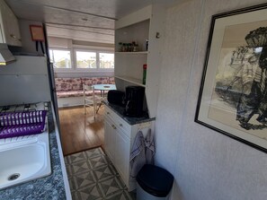 Fridge, microwave, oven, cookware/dishes/utensils - Mobiles Haus mit Blick auf das Wasser by Interhome (Agde)