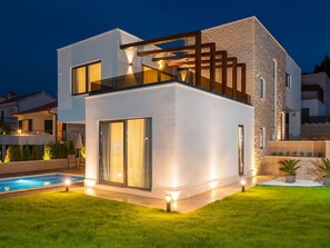 Exterior - Luxuriöse Villa Calla mit Pool in Strandnähe by Interhome (Trogir/Okrug Donji)
