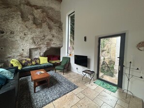 TV - Dorfhaus in provencal mit Pool by Interhome (Chamaret)