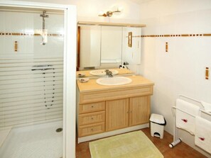 Bathroom - Morard - Bonnieux Appt 2. Etage by Interhome (Bonnieux)