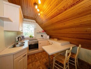 Kühlschrank, Mikrowelle, Ofen, Kochgeschirr/Geschirr/Besteck