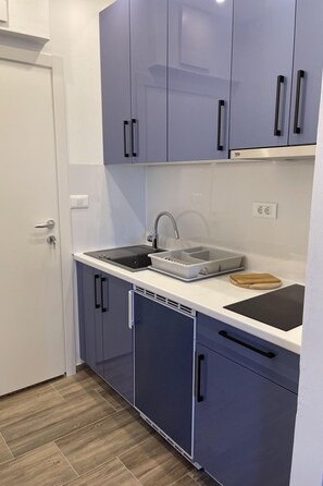 Fridge, cookware/dishes/utensils - Appartement in Fažana mit Garten und Grill by Interhome (Fažana)