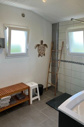 Bathroom - Ebenerdiges Haus am Meer by Interhome (Landunvez)