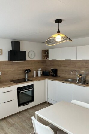 Fridge, microwave, oven, dishwasher - Ebenerdiges Haus am Meer by Interhome (Landunvez)