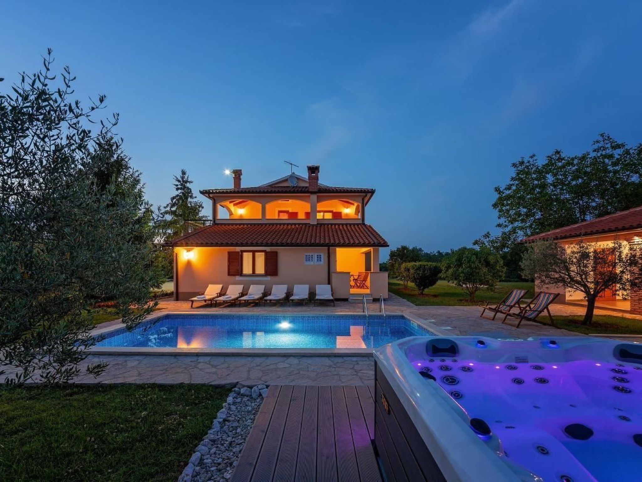 Een verwarmd zwembad