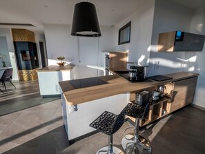 Jääkaappi, mikroaaltouuni, uuni, astianpesukone