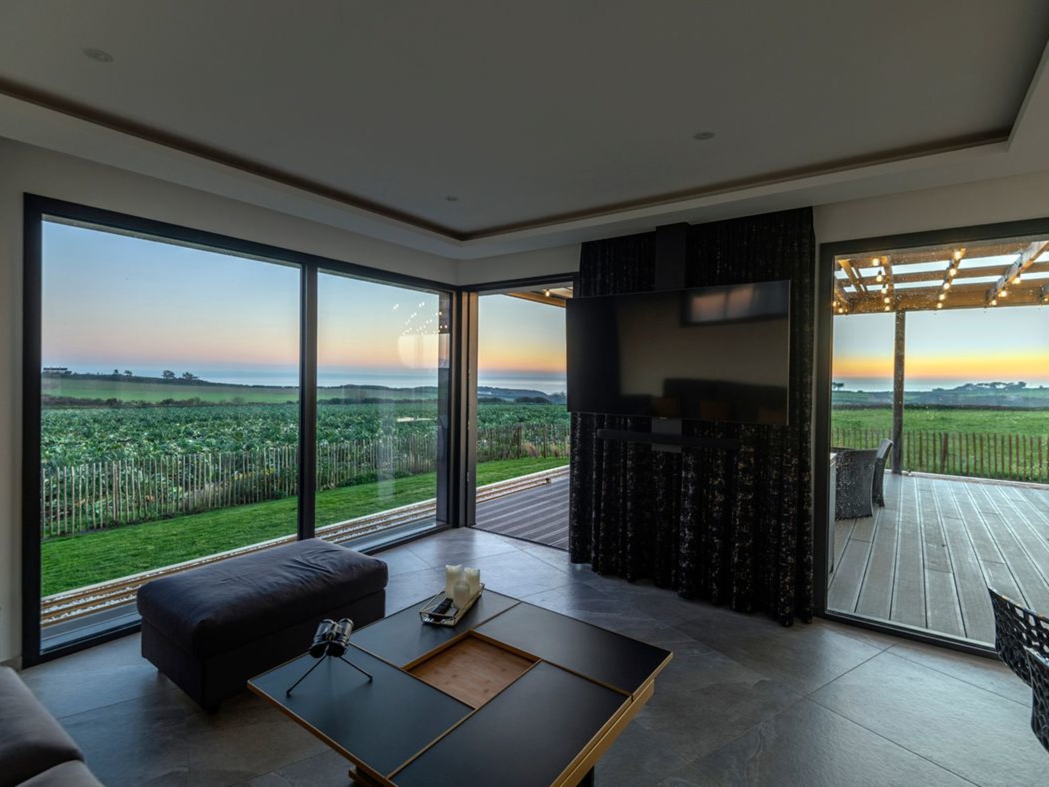 Televisión y chimenea 