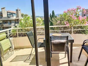 Outdoor dining - Wohnung mit Terrasse by Interhome (Cavalaire)