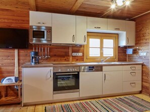 Jääkaappi, mikroaaltouuni, uuni, astianpesukone