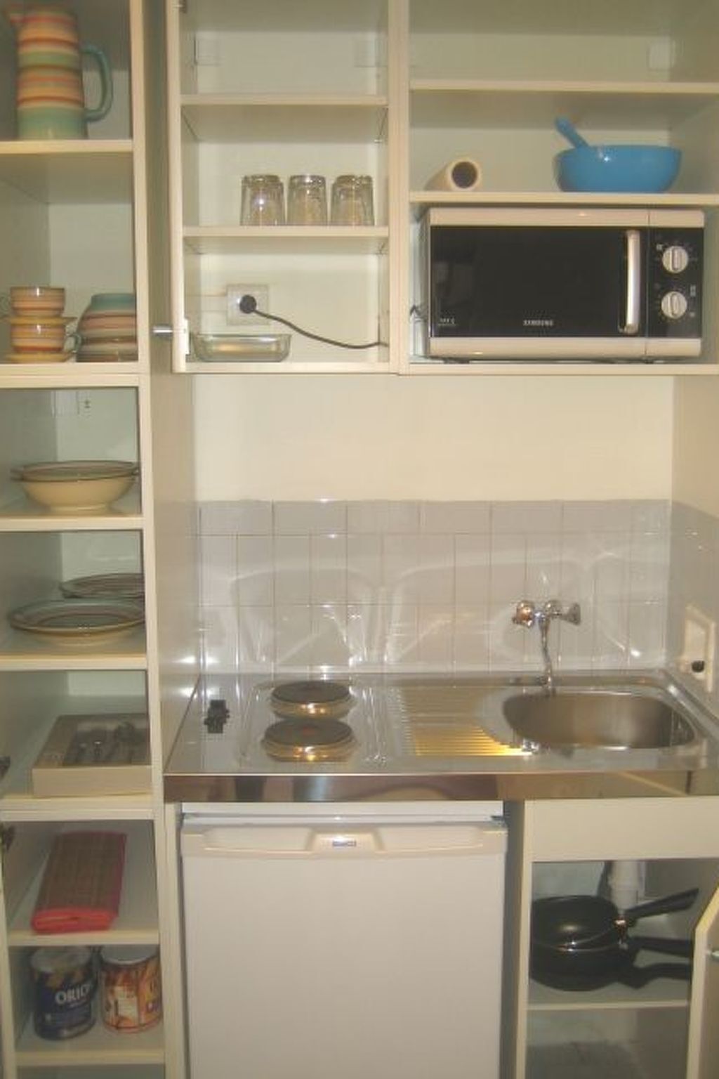 Réfrigérateur, micro-ondes, batterie de cuisine, vaisselle et ustensiles