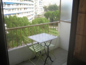 Outdoor dining - Studio "Observatoire" möbliert 20m2 mit Balkon 2m2 by Interhome (Marseille)