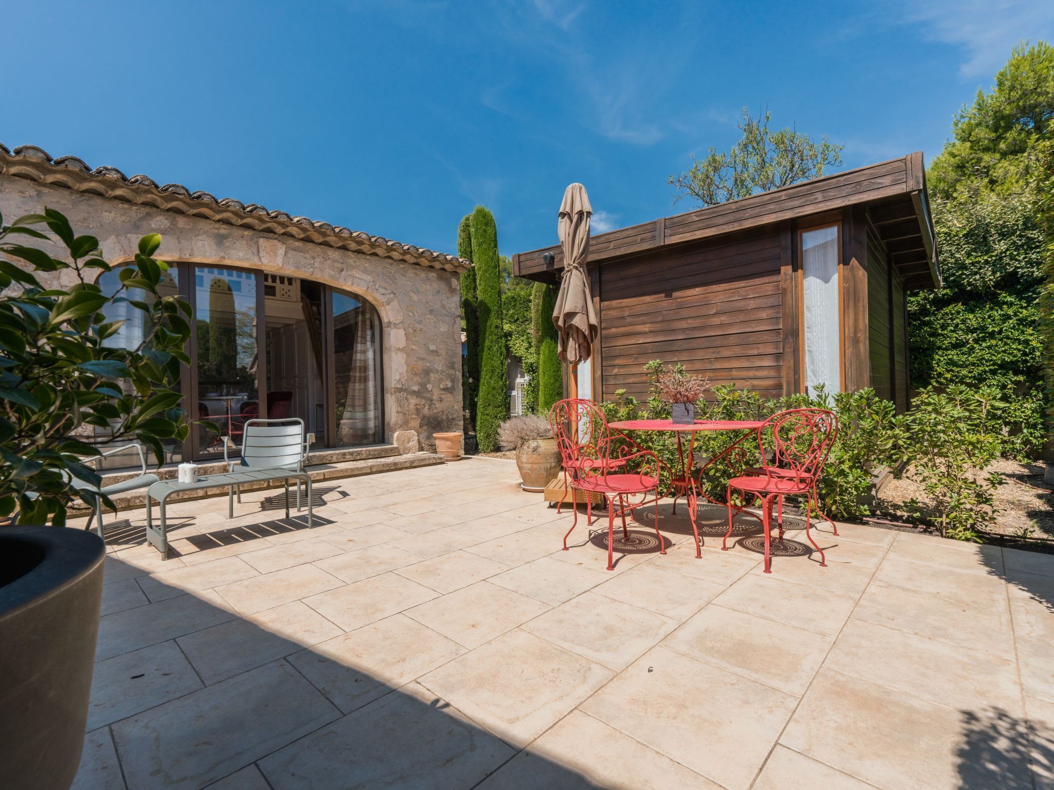 屋外ダイニングエリア