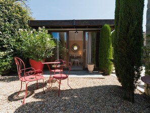 Outdoor dining - Das Atelier im Mas Naste by Interhome (Eygalières)