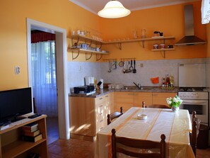 Kühlschrank, Ofen, Kochgeschirr/Geschirr/Besteck