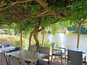 Outdoor dining - Chalet B10 Yemanisi in der Dordogne by Interhome (Brantôme)