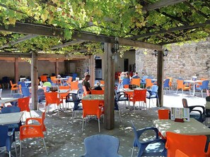 Outdoor dining - Chalet B10 Yemanisi in der Dordogne by Interhome (Brantôme)