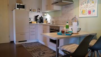 Kühlschrank, Mikrowelle, Ofen, Geschirrspüler