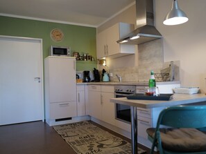 Kühlschrank, Mikrowelle, Ofen, Geschirrspüler