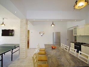 Refrigerador, horno, lavavajillas y utensilios de cocina 