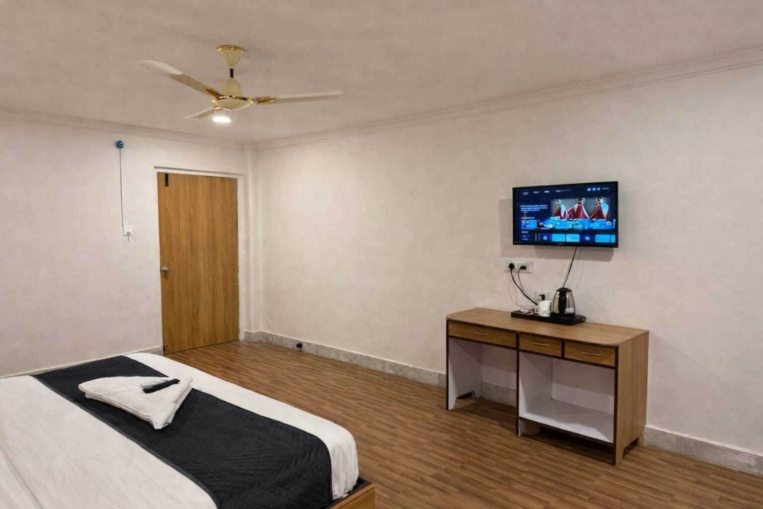 Desk, laptop workspace, free WiFi