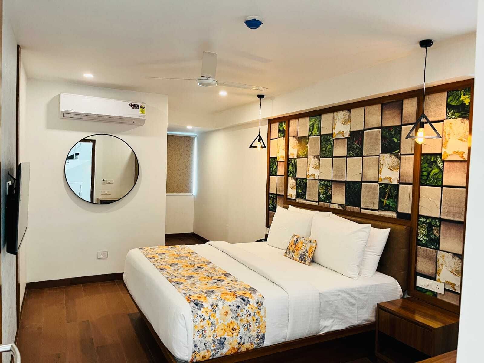 Desk, laptop workspace, free WiFi