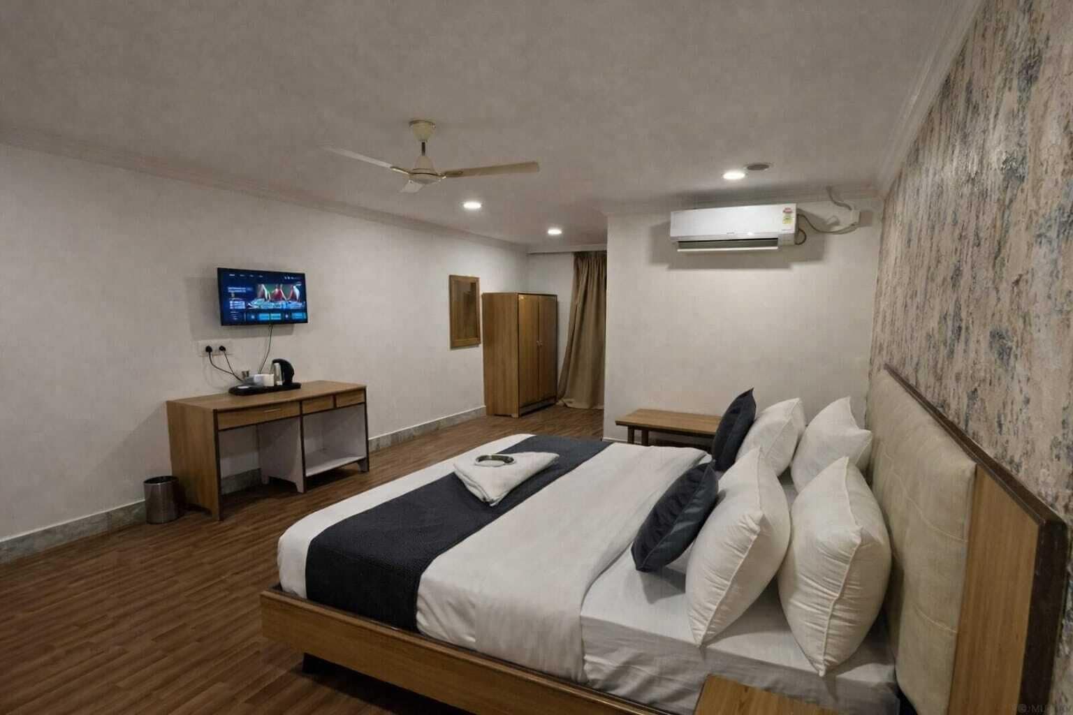 Comfort Studio, City View | Desk, laptop workspace, free WiFi