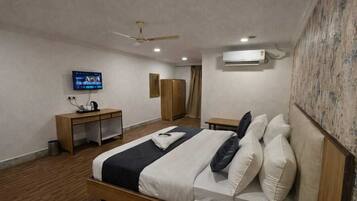 Escritorio, espacio para trabajar con laptop y wifi gratis