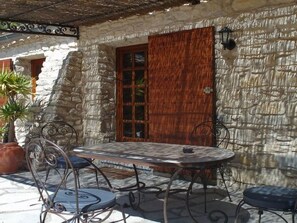 Outdoor dining - Domaine "Suite Margot" mit Infinity-Pool by Interhome (Carnas)