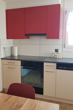 Frigorífico, horno, lavavajillas y utensilios de cocina