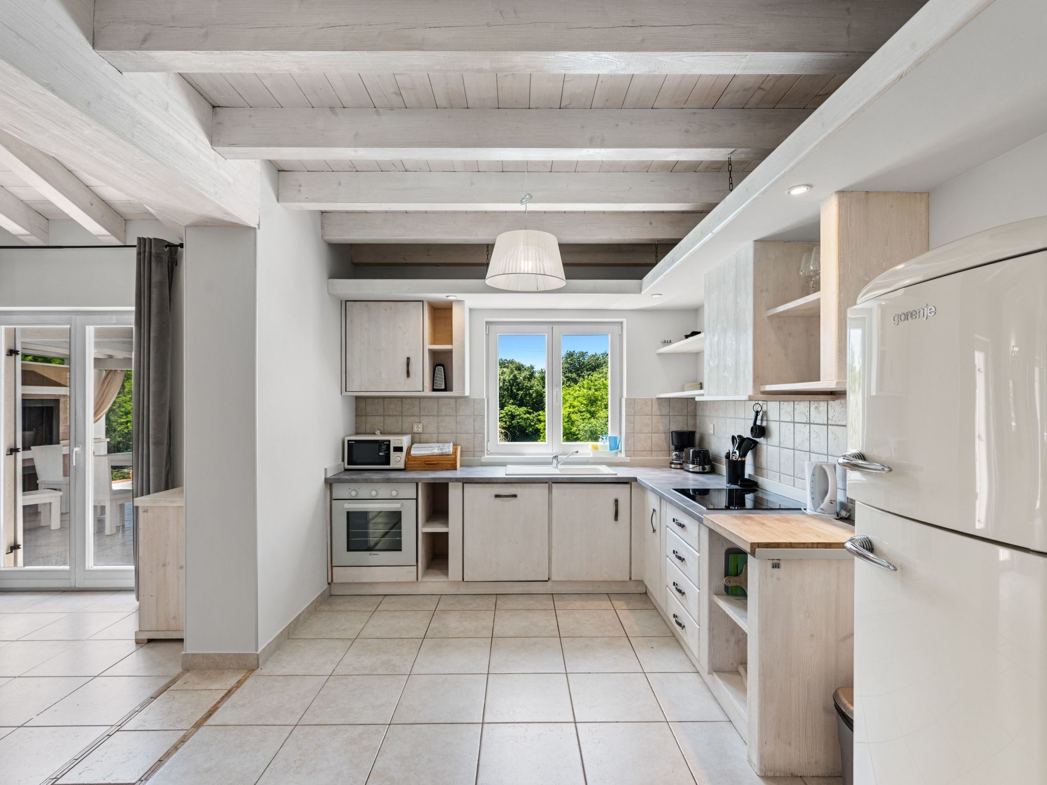 Kylskåp, ugn, diskmaskin och grytor/köksredskap