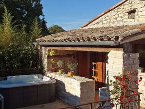 Outdoor spa tub - Domäne "Pavillon Mathéo" mit Infinity-Pool by Interhome (Carnas)