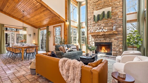 5 Ensuites, Wooded Retreat, HotTub, FireTable, Games, Luxe Amenities