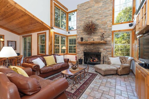 Group Retreat w/ 5 Ensuites Sleep12 Hot Tub Fire pit Luxe Amenities