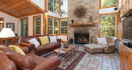 Group Retreat w/ 5 Ensuites Sleep12 Hot Tub Fire pit Luxe Amenities