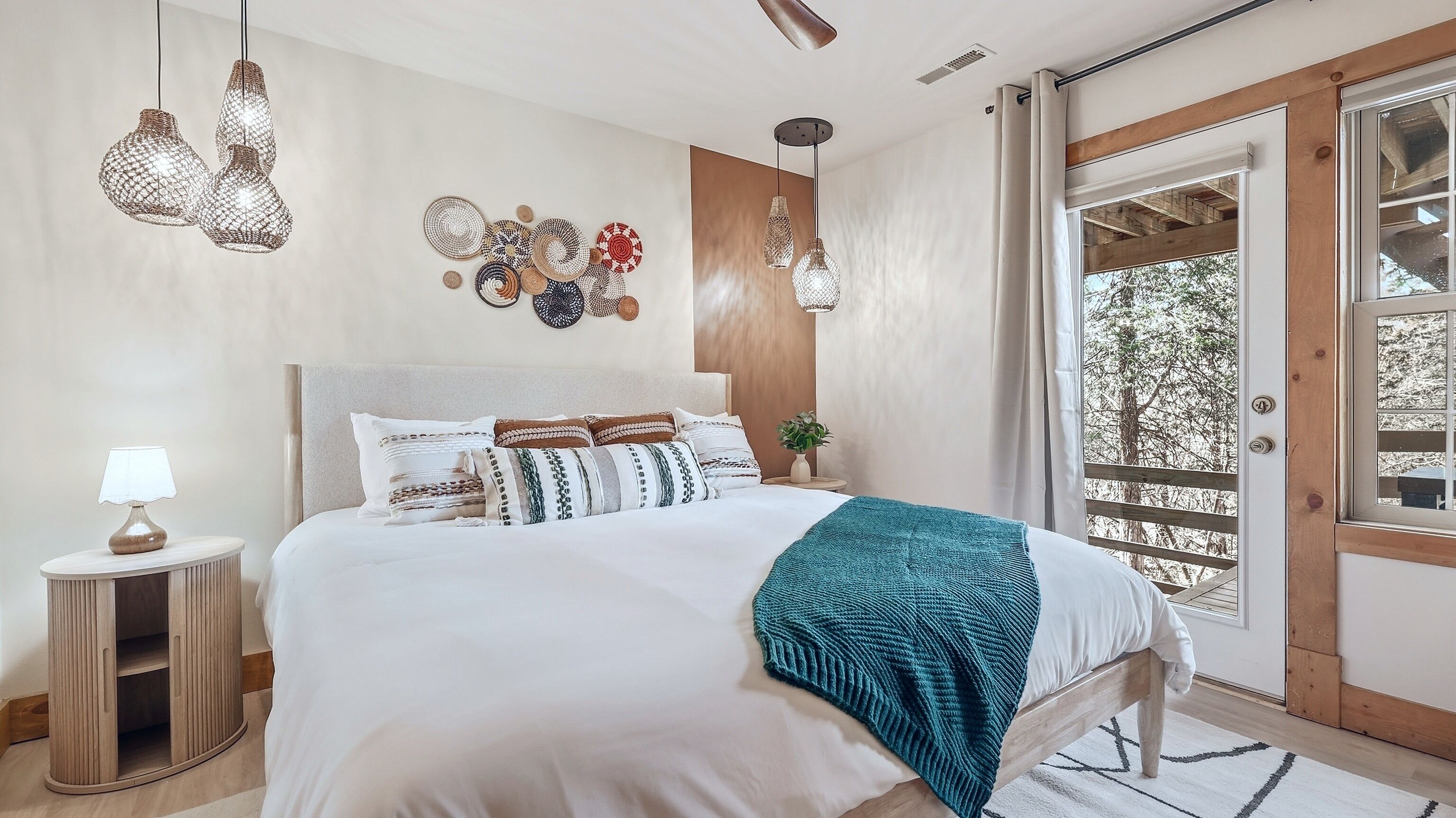 5 bedrooms, desk, iron/ironing board, travel crib