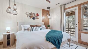 5 bedrooms, desk, iron/ironing board, travel crib