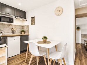 雪櫃、微波爐、廚房用具/餐具/器皿