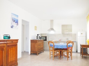 Refrigerador, microondas, lavavajillas y utensilios de cocina 