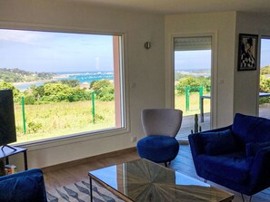 Interior - neues Haus mit blendendem Meerblick by Interhome (Penvénan)