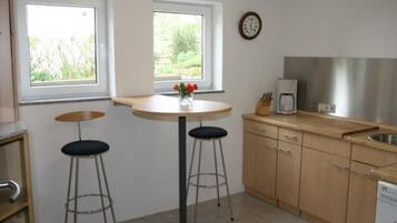 Kühlschrank, Geschirrspüler, Kochgeschirr/Geschirr/Besteck