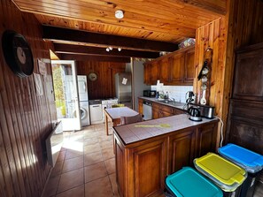 Frigorífico, microondas, horno y lavavajillas