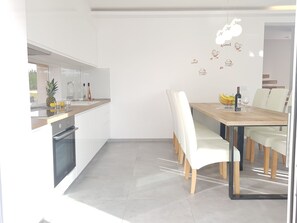 Fridge, microwave, oven, dishwasher - mit privatem Pool in Ruhiger lage. by Interhome (Buje)