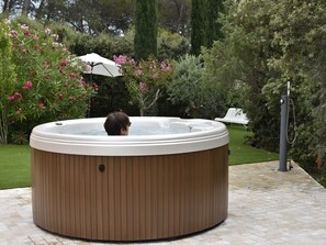 Outdoor spa tub - Freistehendes Haus mit großer Terrasse und Panoramablick auf die Landschaft by Interhome (Lorgues)