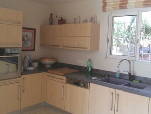 Fridge, microwave, oven, dishwasher - Freistehendes Haus mit großer Terrasse und Panoramablick auf die Landschaft by Interhome (Lorgues)