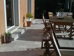 Outdoor dining - Freistehendes Haus mit großer Terrasse und Panoramablick auf die Landschaft by Interhome (Lorgues)