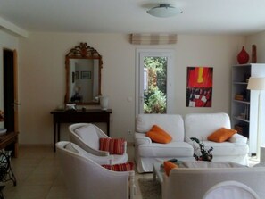 TV, DVD player - Freistehendes Haus mit großer Terrasse und Panoramablick auf die Landschaft by Interhome (Lorgues)